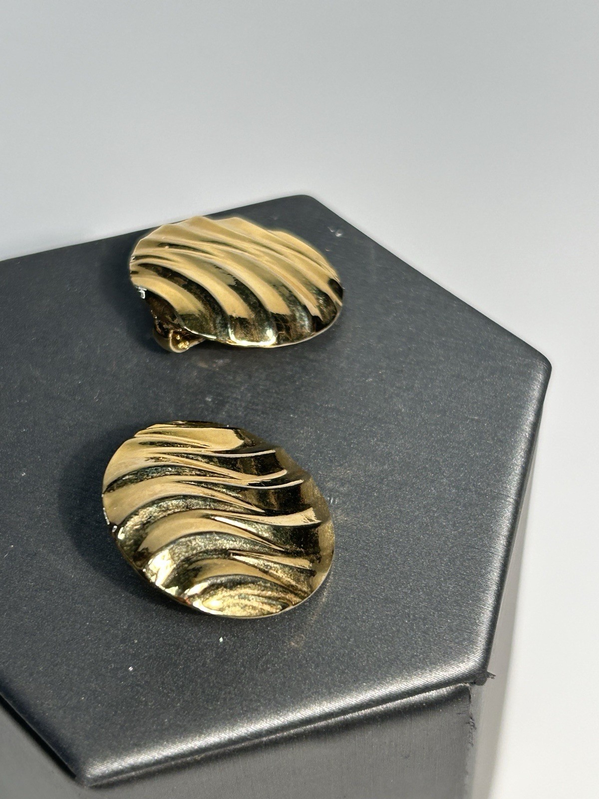Vintage 1980s Modernist Gold Tone Ripple Wave Disc Clip On Earrings
