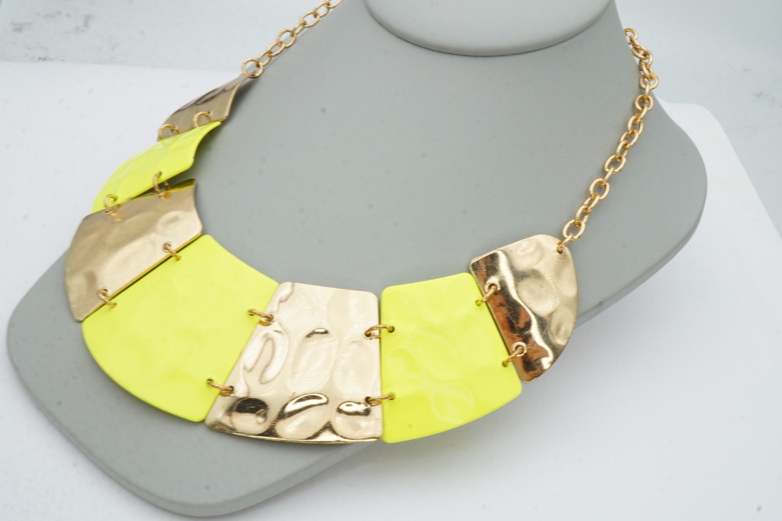 Vintage Necklace Gold Tone Yellow Enamel 18″