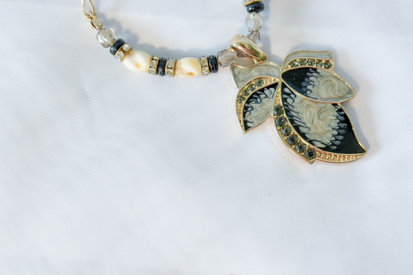 Vintage Kenneth Cole enamel feather shape pendant necklace w/matching earrings