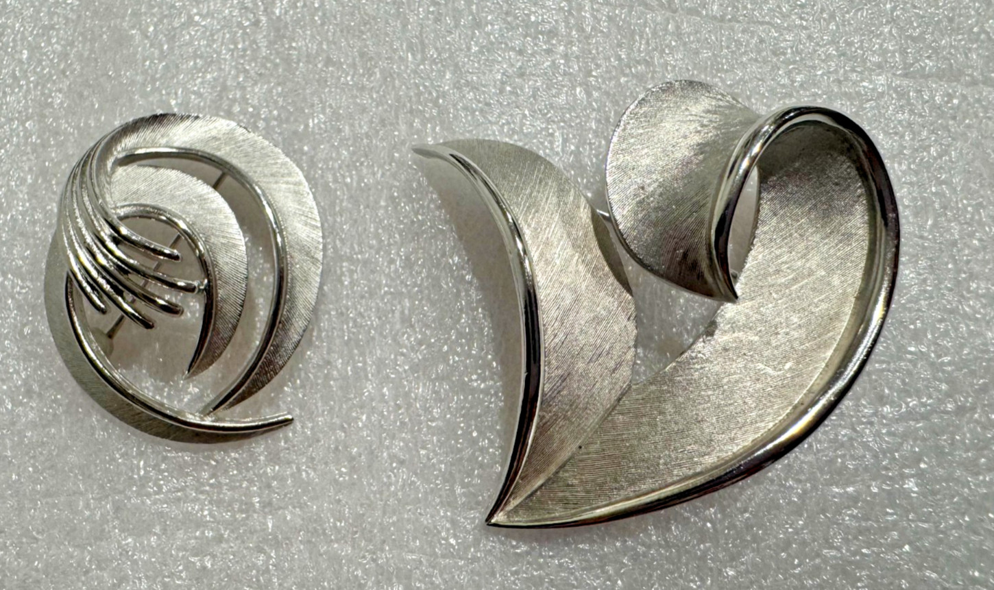 Lot 2 Crown Trifari Brushed Silver Tone Brooch Brooches Swirl Ribbon V Pins