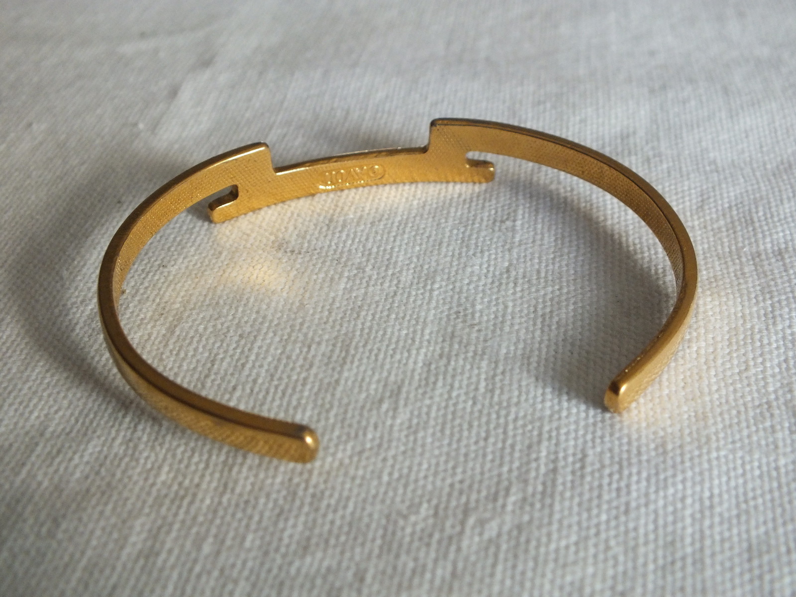 Beautiful Cuff Bracelet Gold Tone Signed AVON 3/8″ Wide x 2 3/8 Across NICE