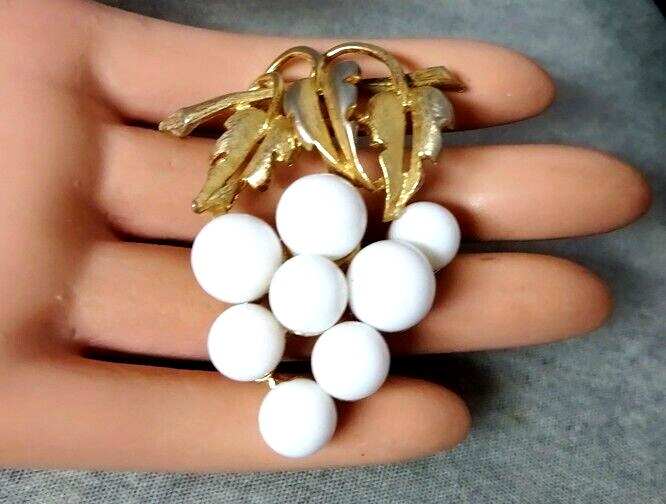 Chubby Vintage Bunch of White Thermoset Berries / Grapes Brooch Pin