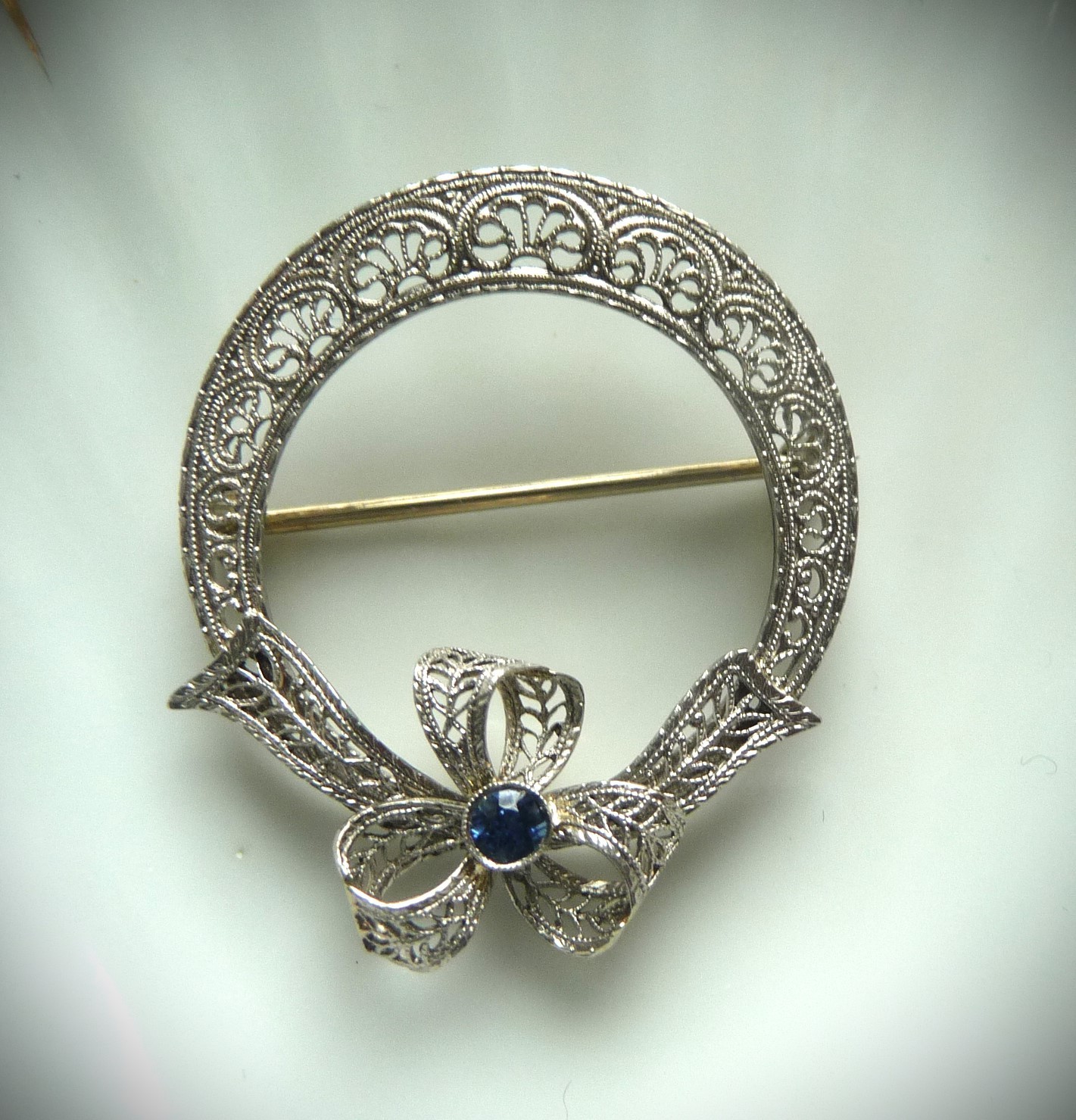 EXQUISITE ANTIQUE CIRCA 1920 14K WHITE GOLD SAPPHIRE BOW FILIGREE PIN BROOCH!
