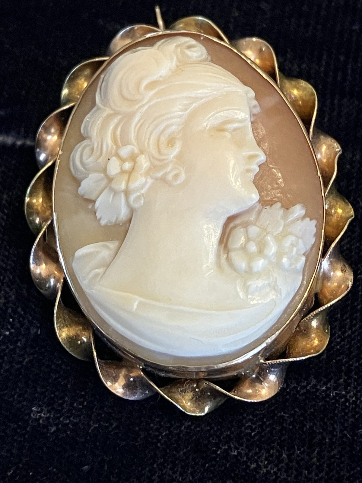 10k Yellow Gold Hand Carved Conch Shell Cameo Woman Facing Right Brooch Pendant