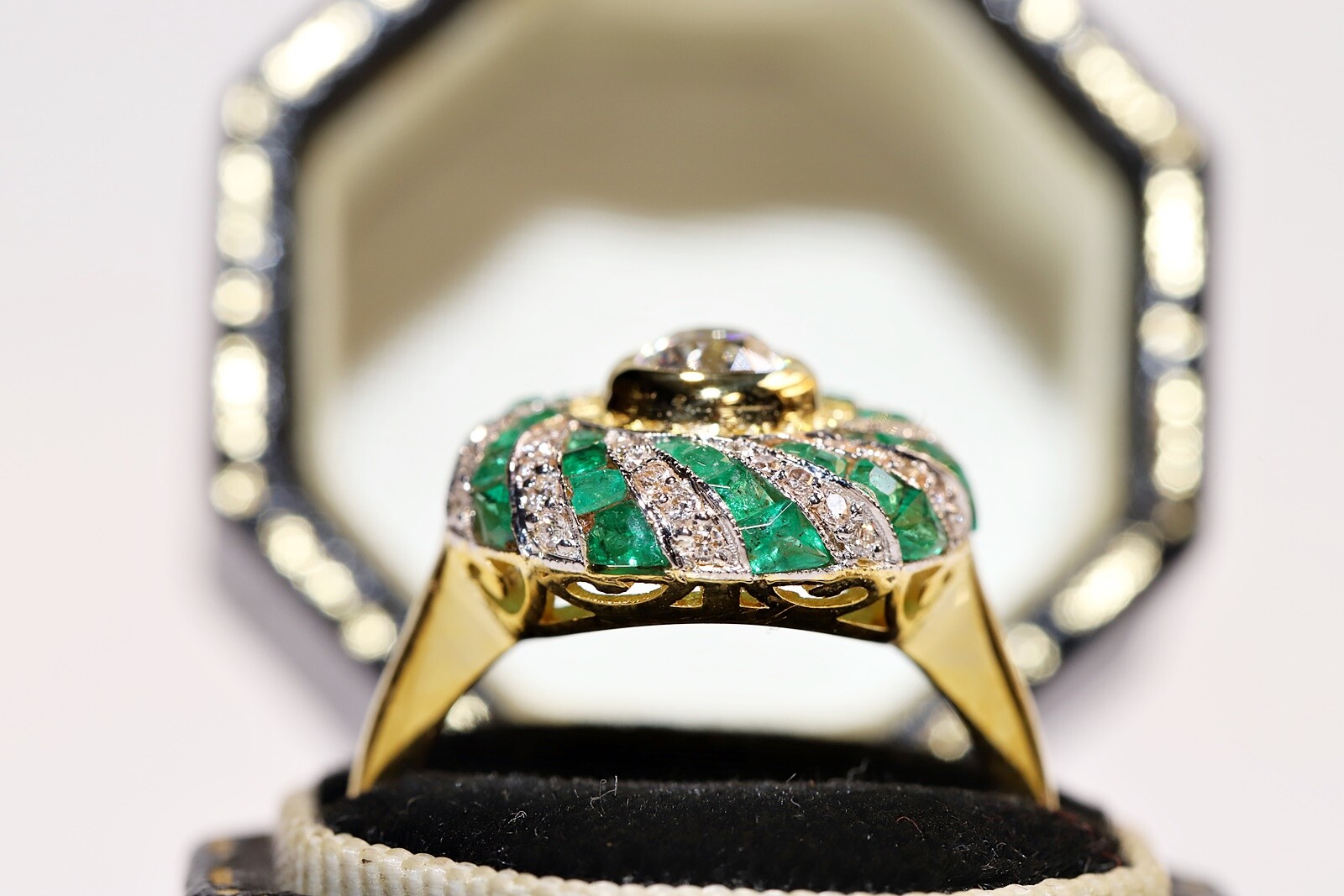 New Made 18k Gold Natural Diamond And Caliber Emerald Decorated Cocktail Ring