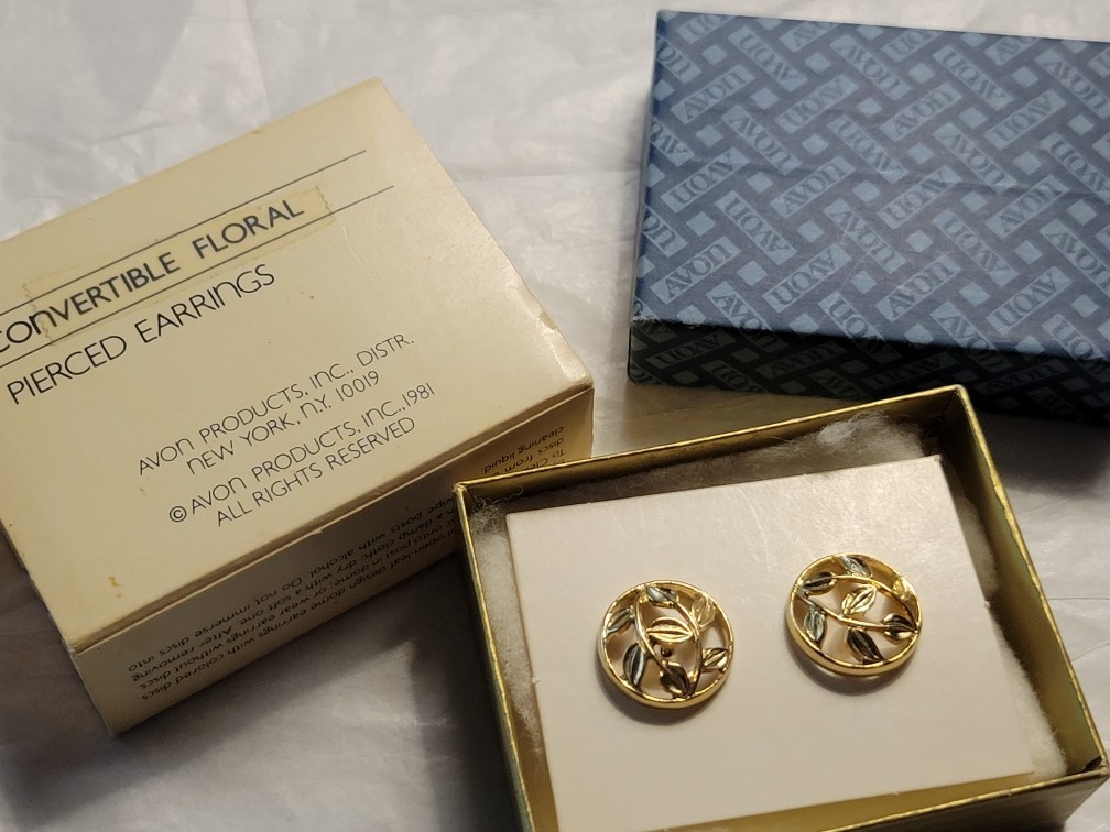Vintage Avon Convertible Round Open Floral Leaf Gold Tone Pierced Earrings w/Box