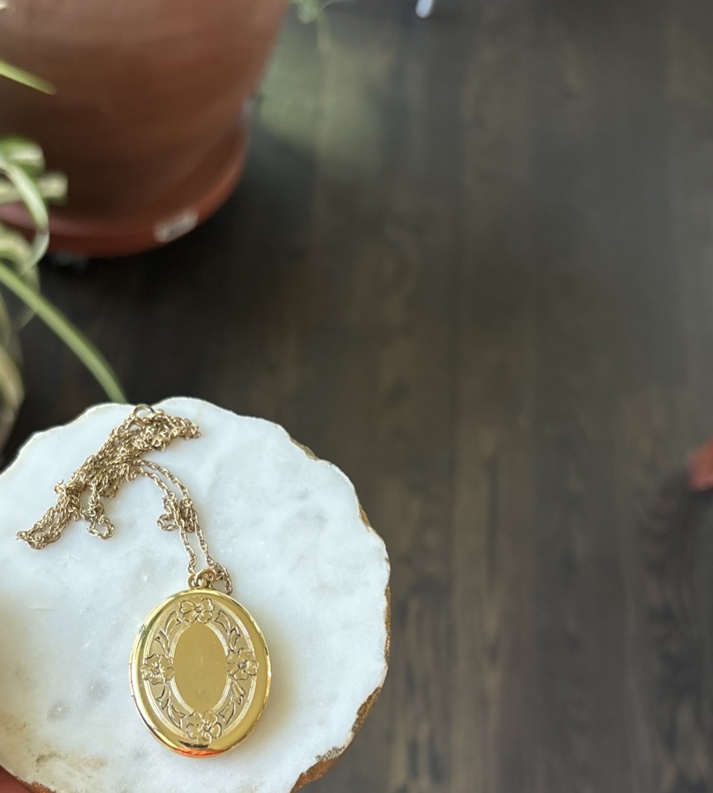 Vintage Etched Flowers Floral 1.5” Oval Locket With 24” Chain Holds Photos