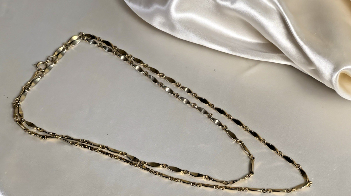 Vintage Gold Tone Twisted Bar Link Chain Necklace – 40” Layerable Length