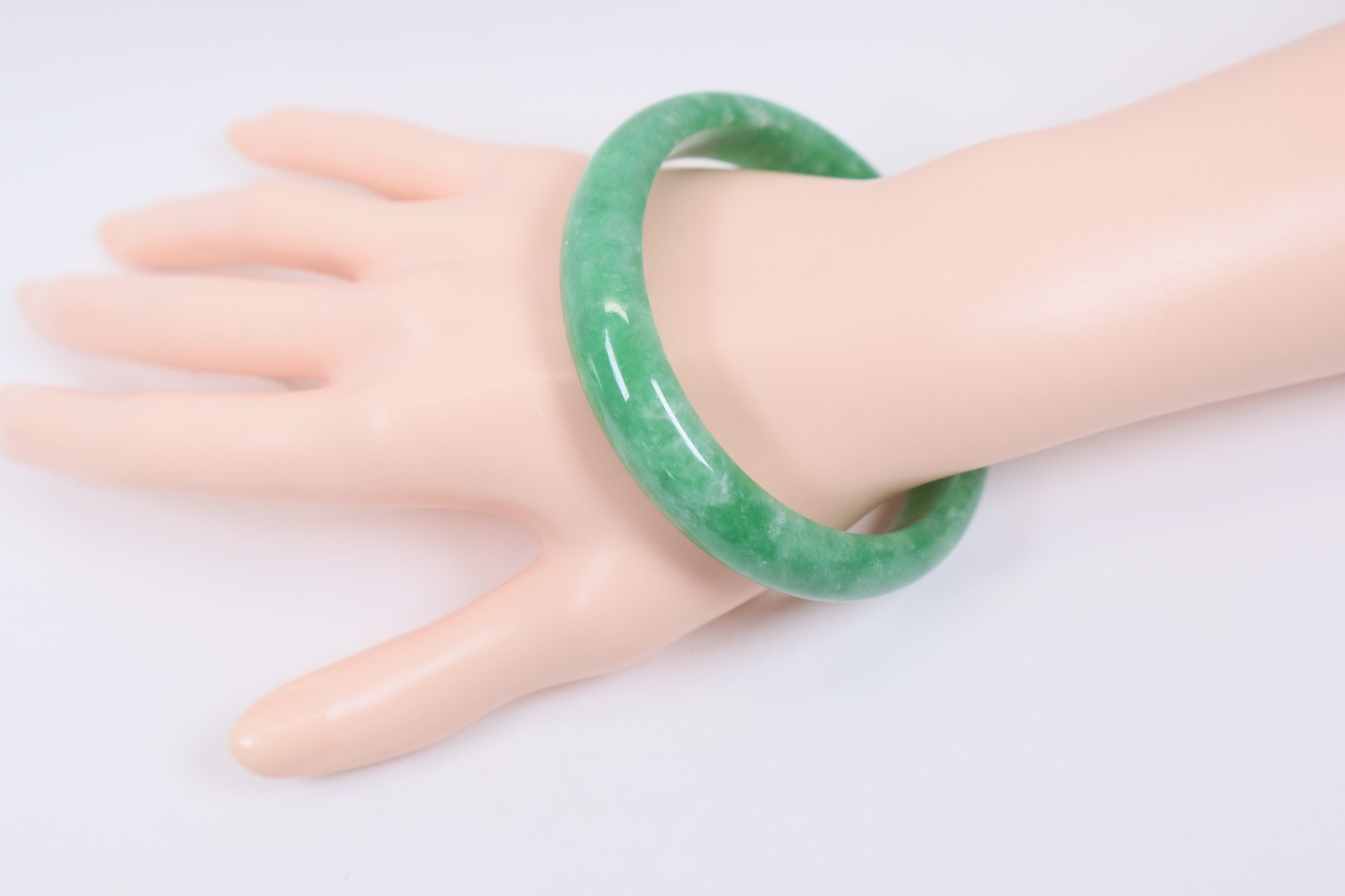 Genuine Vintage Chinese Green Jadeite Gemstone Bangle 58.26mm Diameter