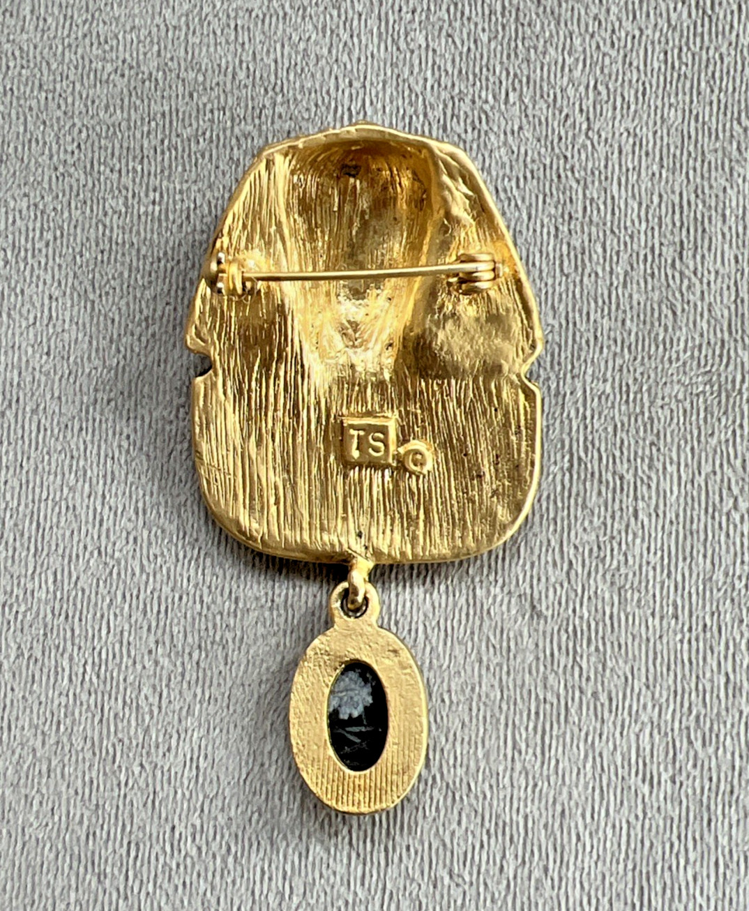 VINTAGE 1978 SIGNED TS PHARAOH SCARAB BROOCH CABOCHON DANGLE YELLOW GOLD PLATED