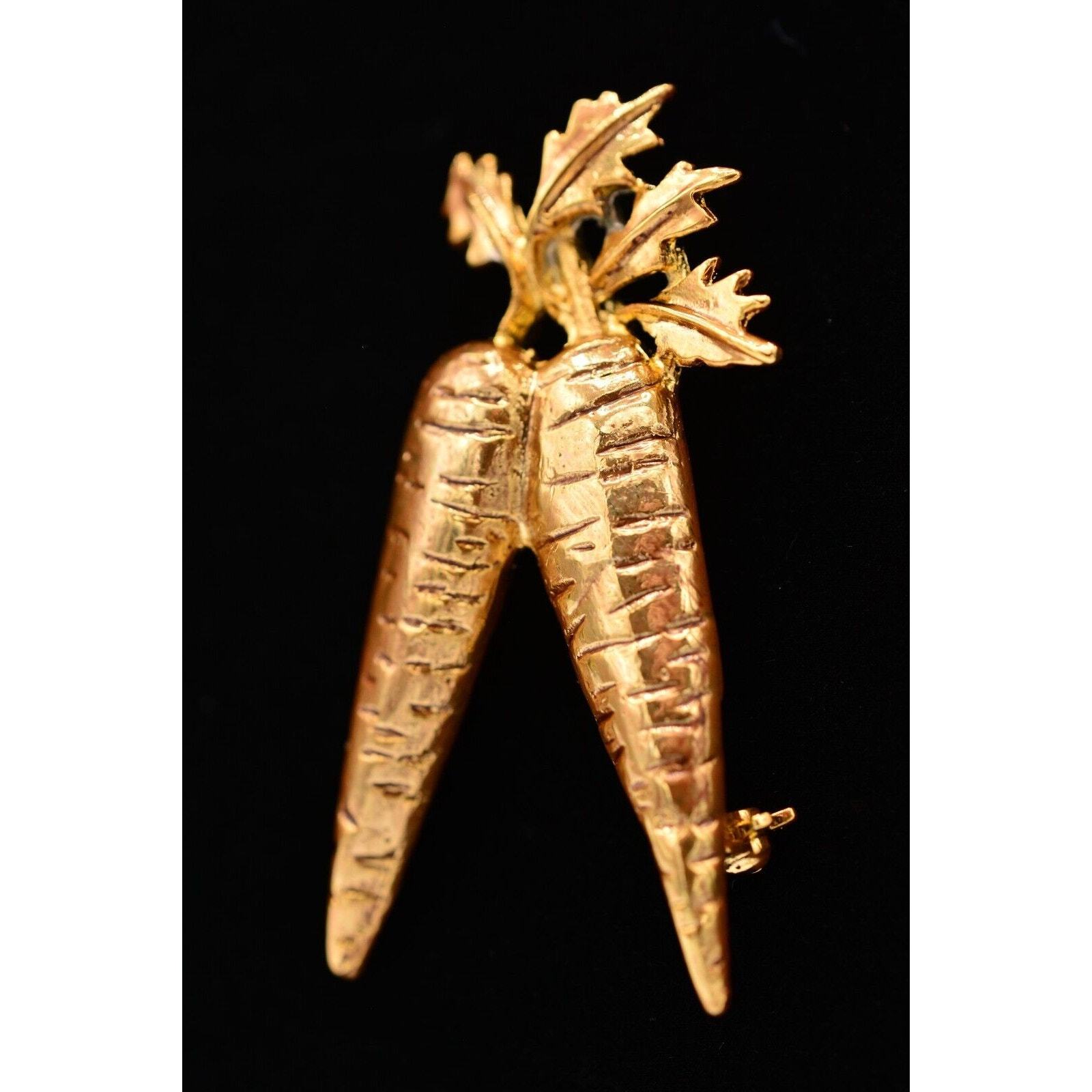 Vintage Carrot Pin Brooch Brushed Gold Easter Garden Vegetable NOS 1980s BinA9