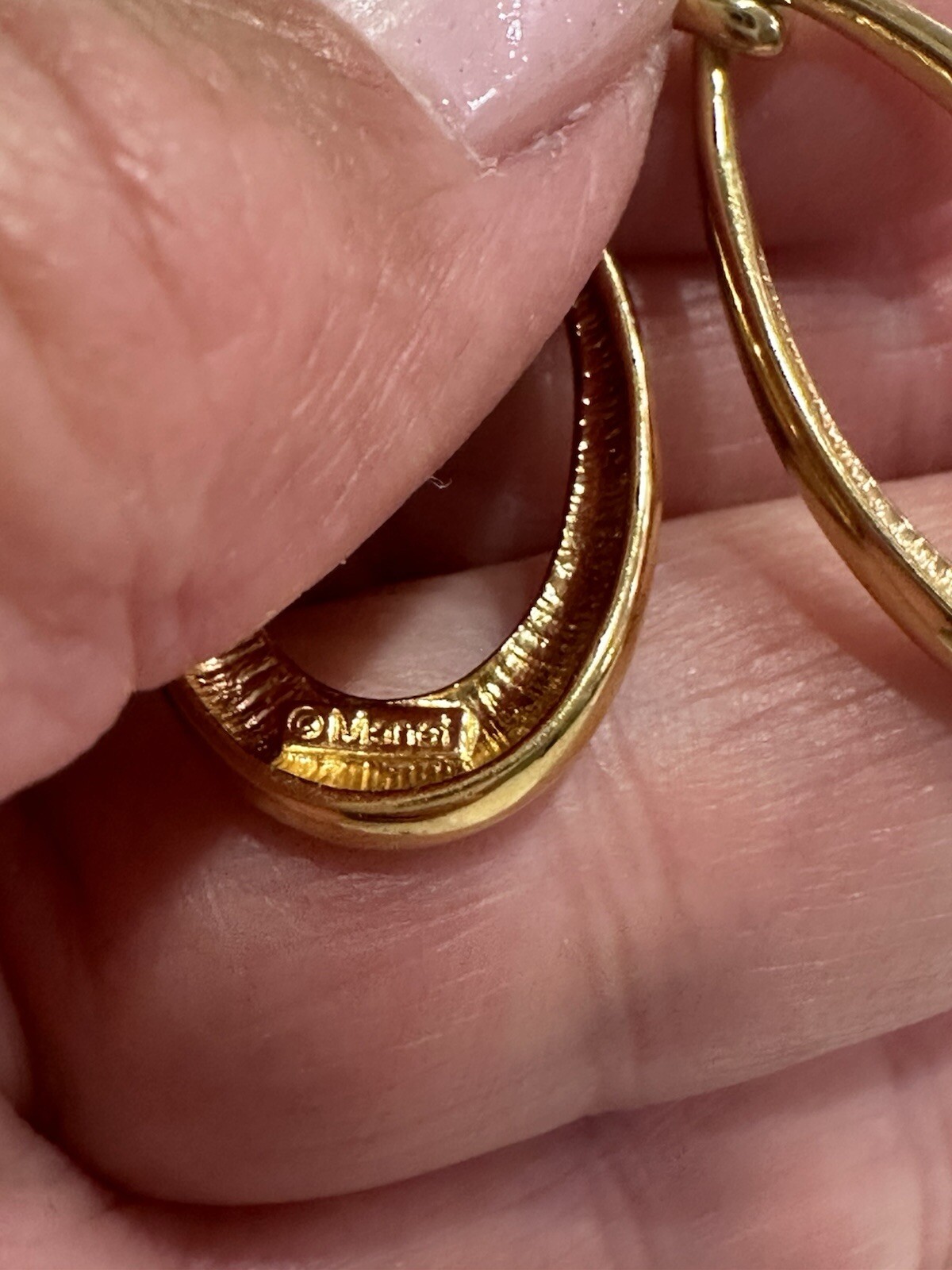 VTG 1980’S SIGNED MONET LOZENGE DROP PIERCED GOLD TONE EARRINGS
