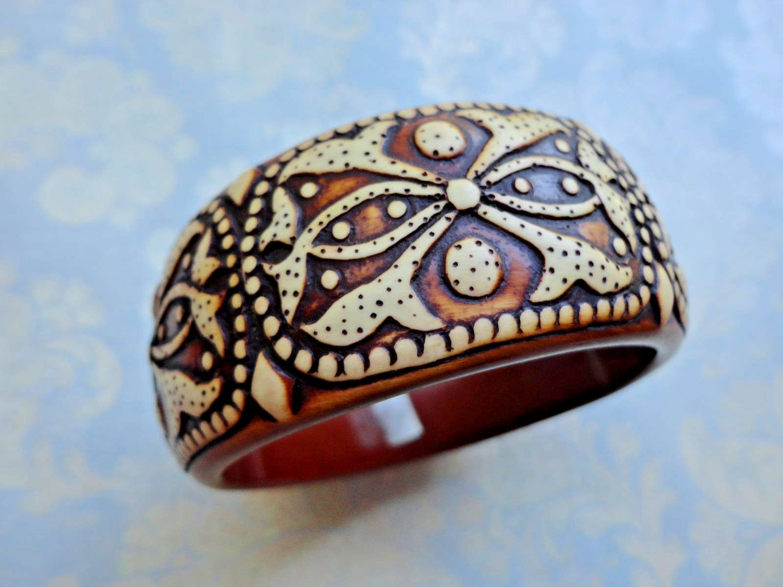 VTG ’70S ESTATE CHUNKY BROWN & CREAM CARVED LUCITE FAUX WOOD BANGLE BRACELET