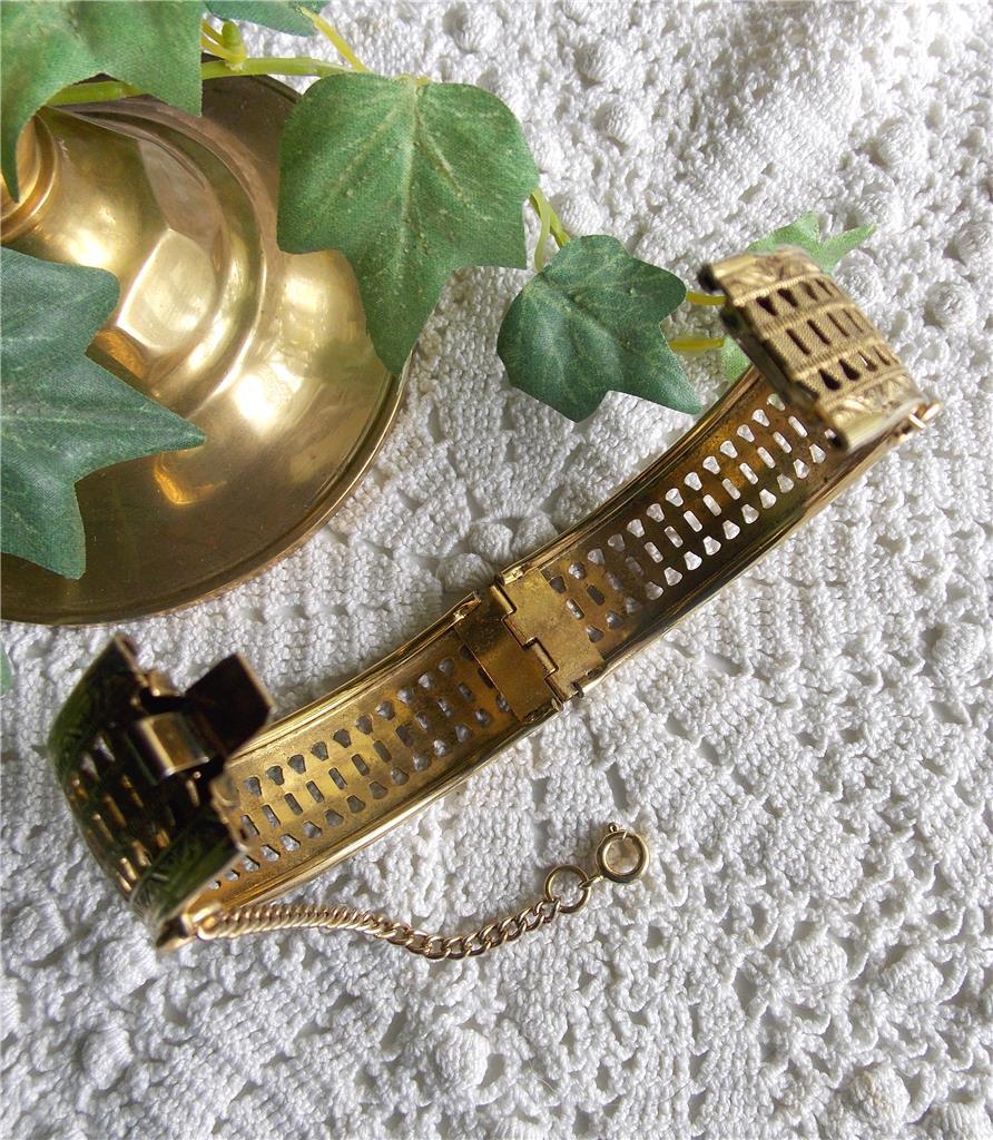 LOVELY VINTAGE 1950’s WIDE GOLD TONE METAL OPEN CUT WORK DESIGN HINGED BRACELET