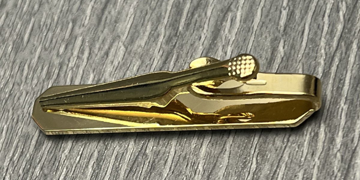 Vintage SWANK Men’s Gold Tone Golf Scene Tie Clip Bar in Original Box