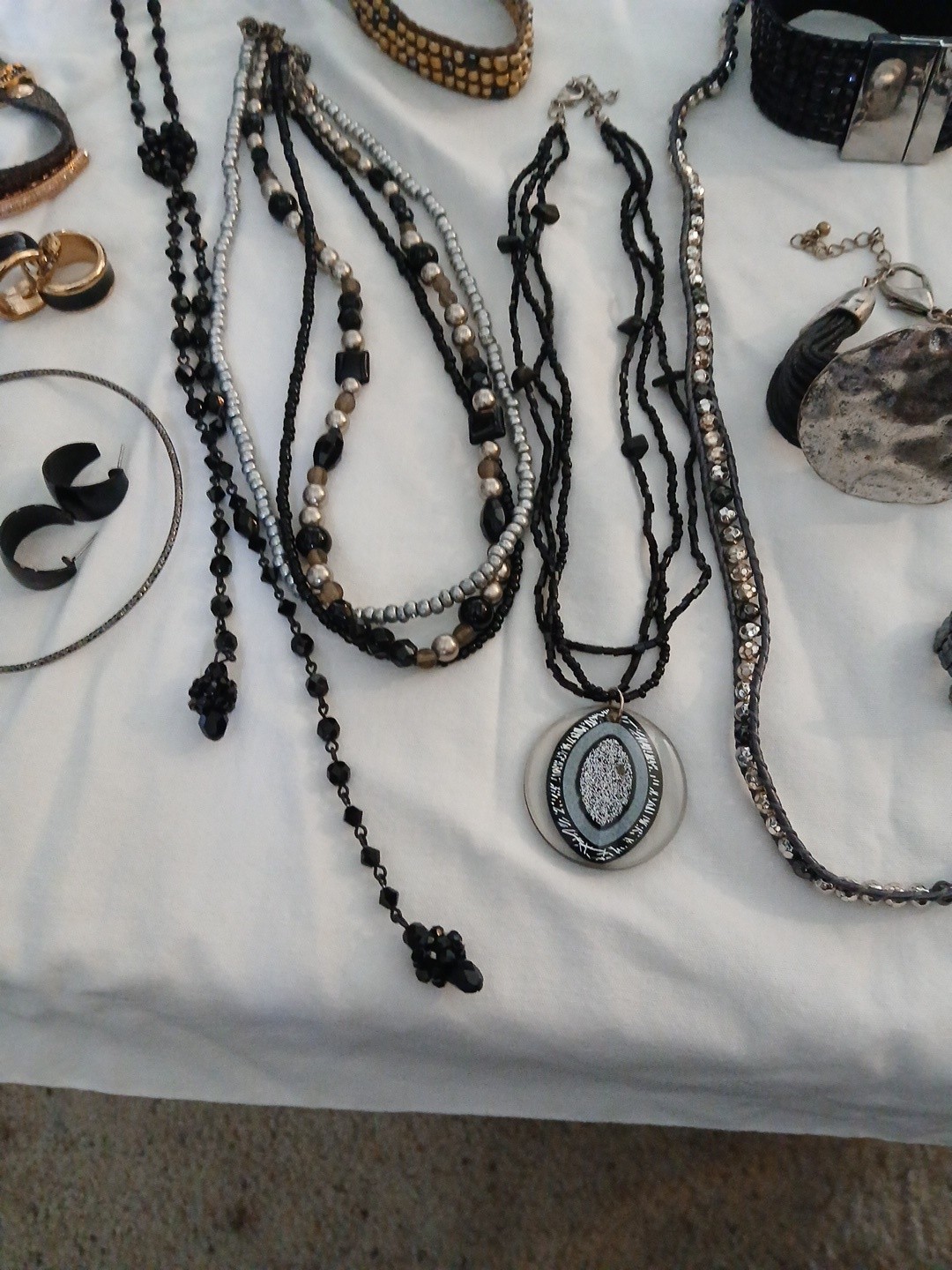 21 Pc jewelry lot Womens Fashion Necklaces Rings Bracelets Earrings Brooches