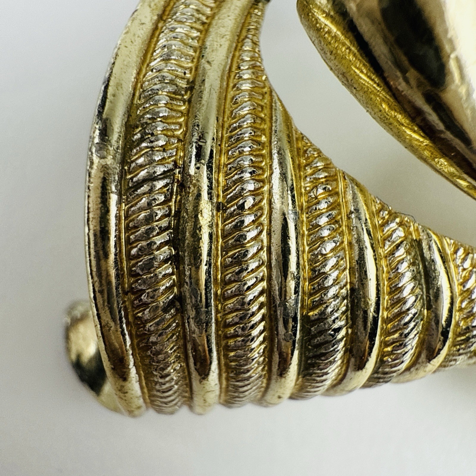 Vintage Gold Tone Brooch Textured Flowy Ribbons Unbranded 2”