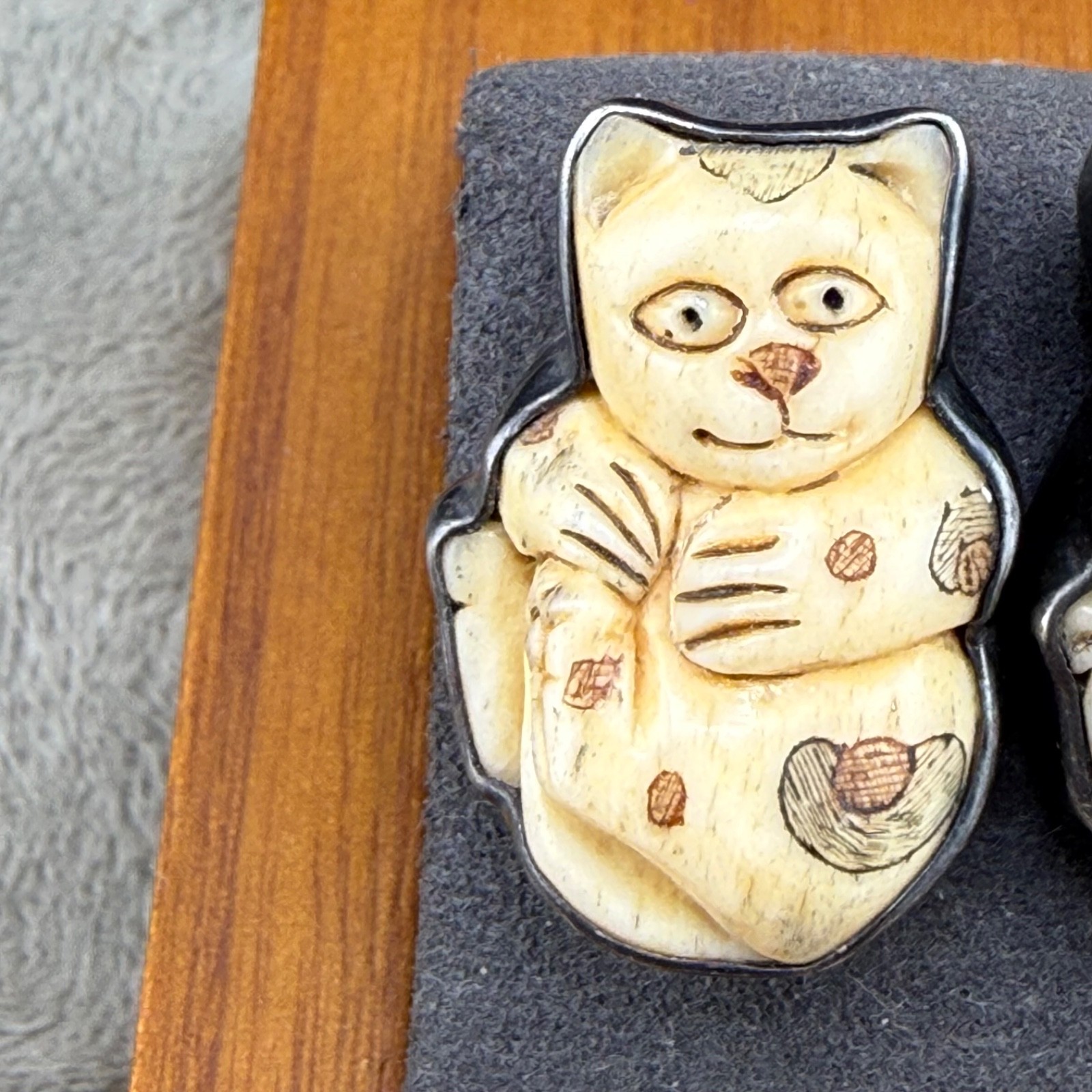 Amy Kahn Russell Sterling Silver Cat Earrings Pierced Carved Hand Made