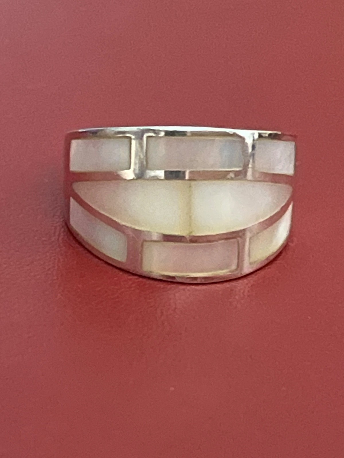 925 sterling silver ring featuring a mother of pearl shell inlay