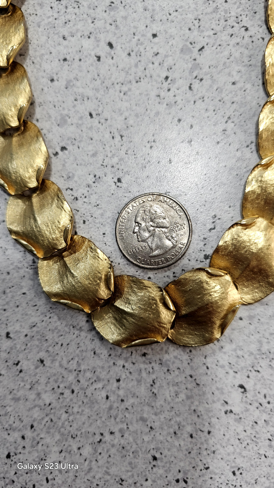 Fashion jewelry choker necklace gold tone metal 19″ quarter size like leaves