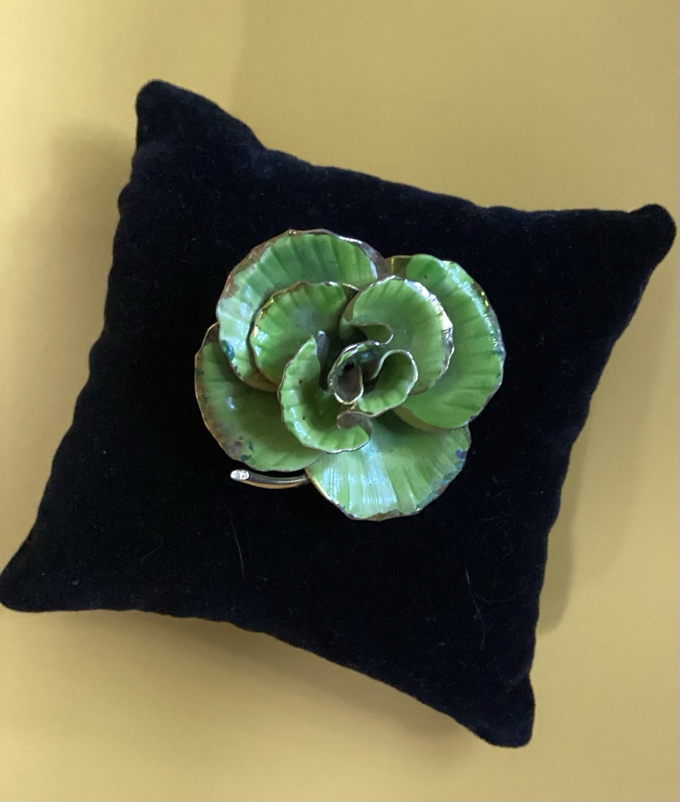 VINTAGE GLOSSY GREEN/GOLD ENAMEL METAL FLOWER BROOCH 7 PEDALS✨