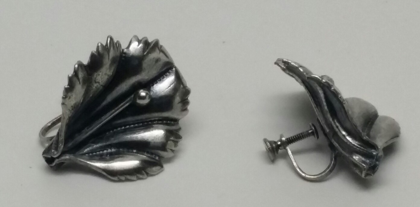 VINTAGE SILVER FLOWER SCREW BACK EARRING UNKNOWN METAL 1.25″ X 1″