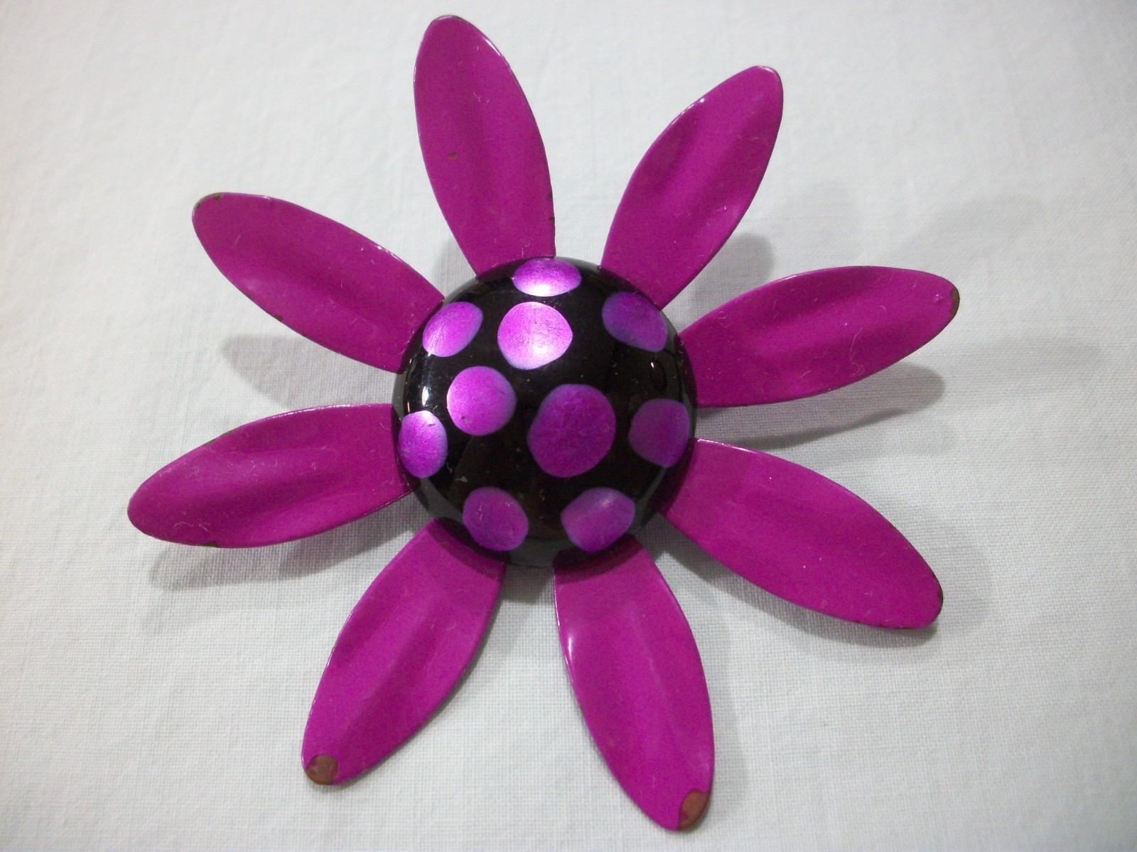 VTG MeTaL ENaMeL ***HUGE EYE POPPiNG PURPLE/BLACK/POLKA DOT*** DAiSy EaRRiNgS