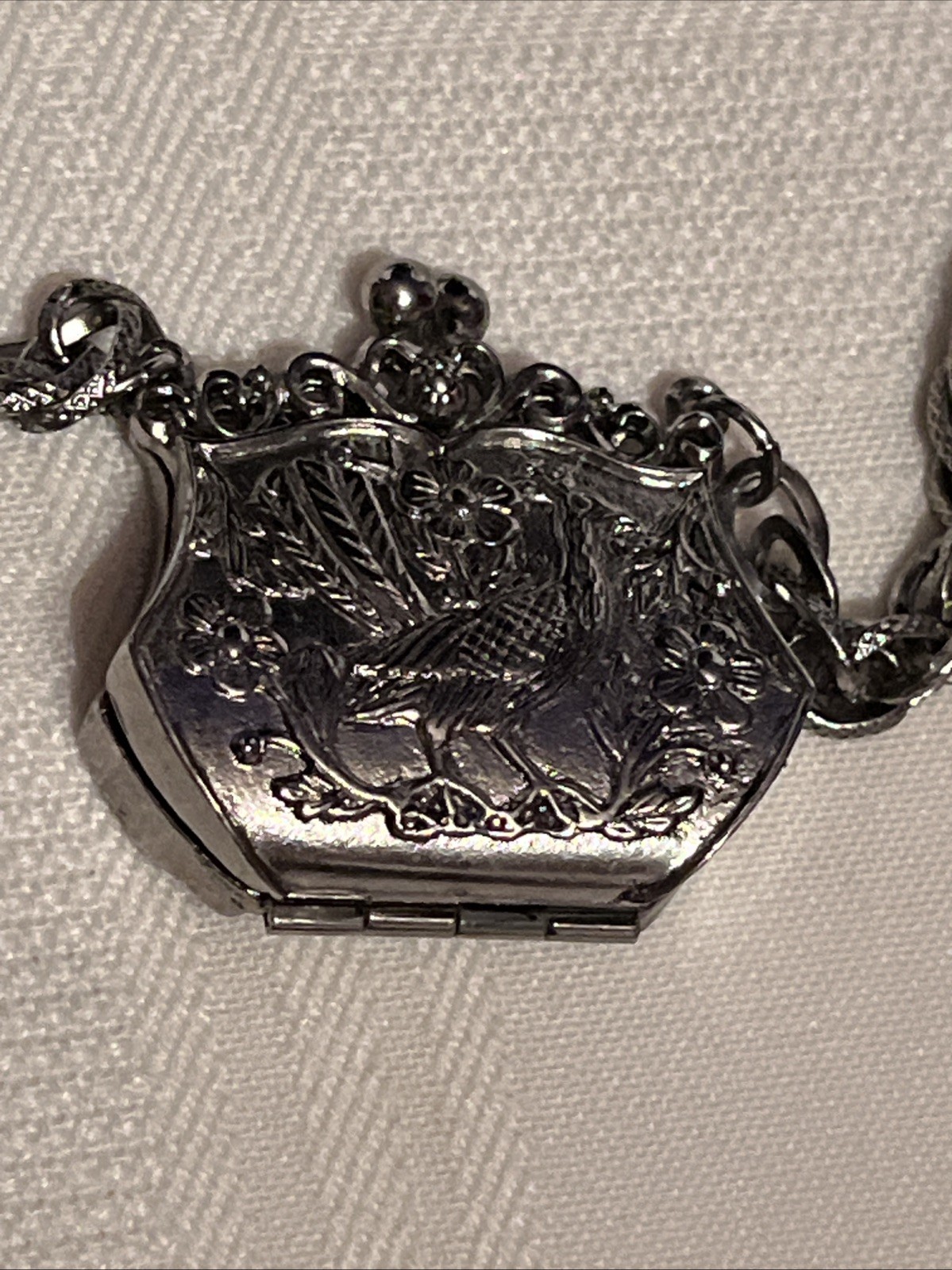 Vintage Beautiful Silver Tone Purse Locket Pendant Hinged Necklace Peacock 16.5”