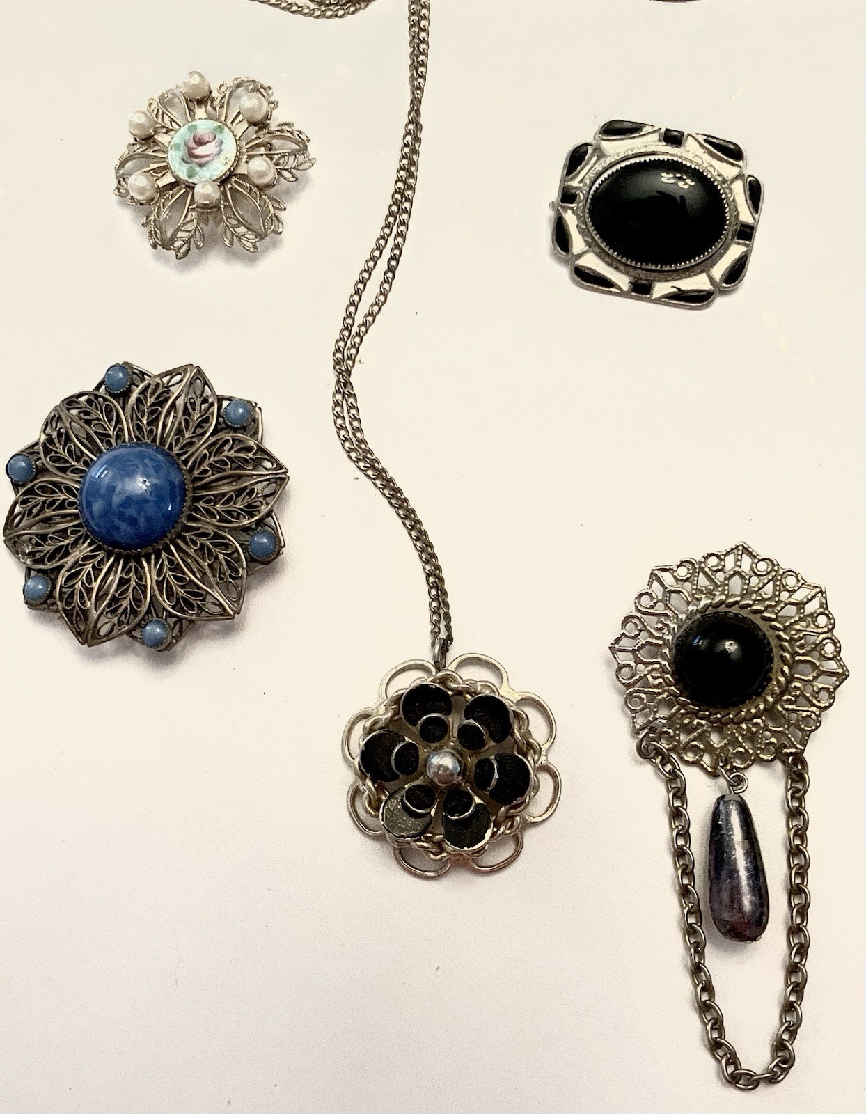Small Collection of Lovely Unbranded Vintage Pins/Brooches/One Pendant/