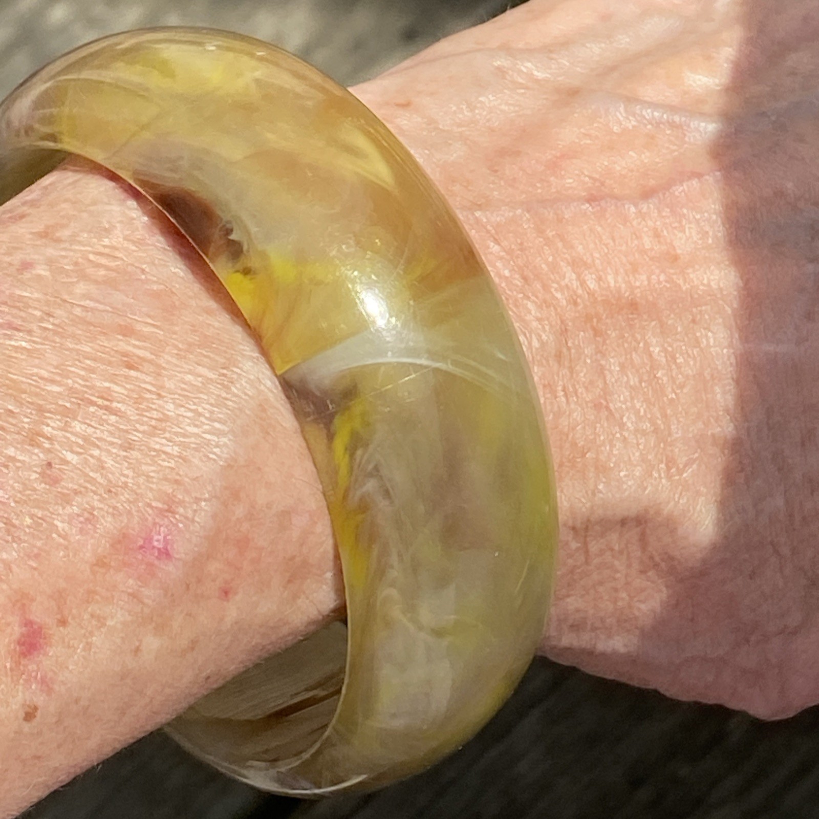 OLD HARD PLASTIC SEAM MUTED MARBLIZED SHADES OF EARTHTONES GLOW BANGLE BRACELET