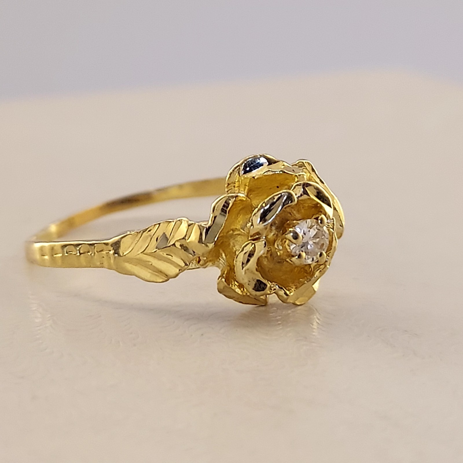 Vintage 14k Diamond Flower Ring. Size 7. Diamond 5 Points. Diamond Cut Detail.