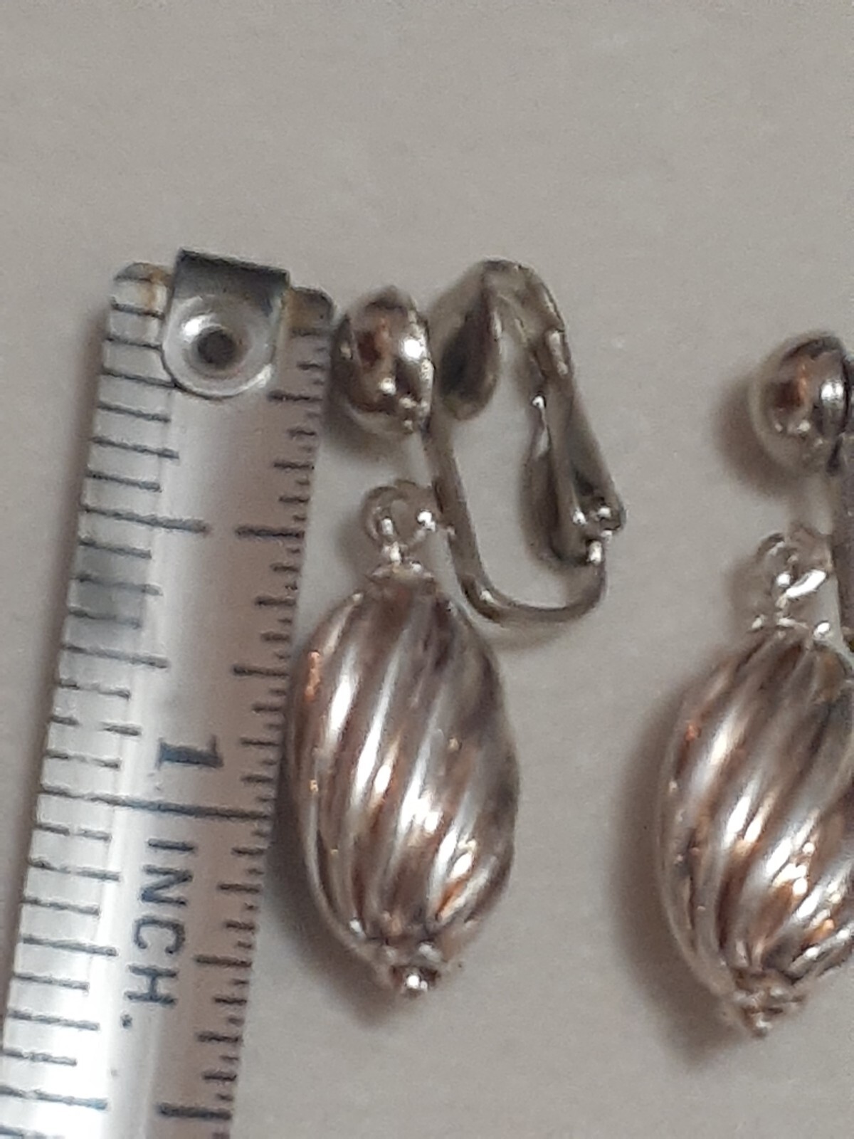 Vintage ribbed oval Silvertone lightweight clip on earrings