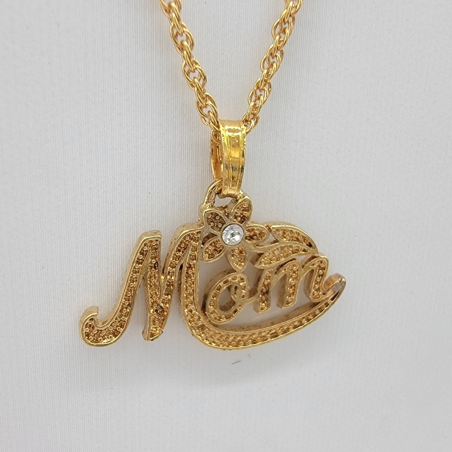 Vintage Avon Mom Necklace Daisy Flower Spellout Pendant 18″ Goldtone Chain