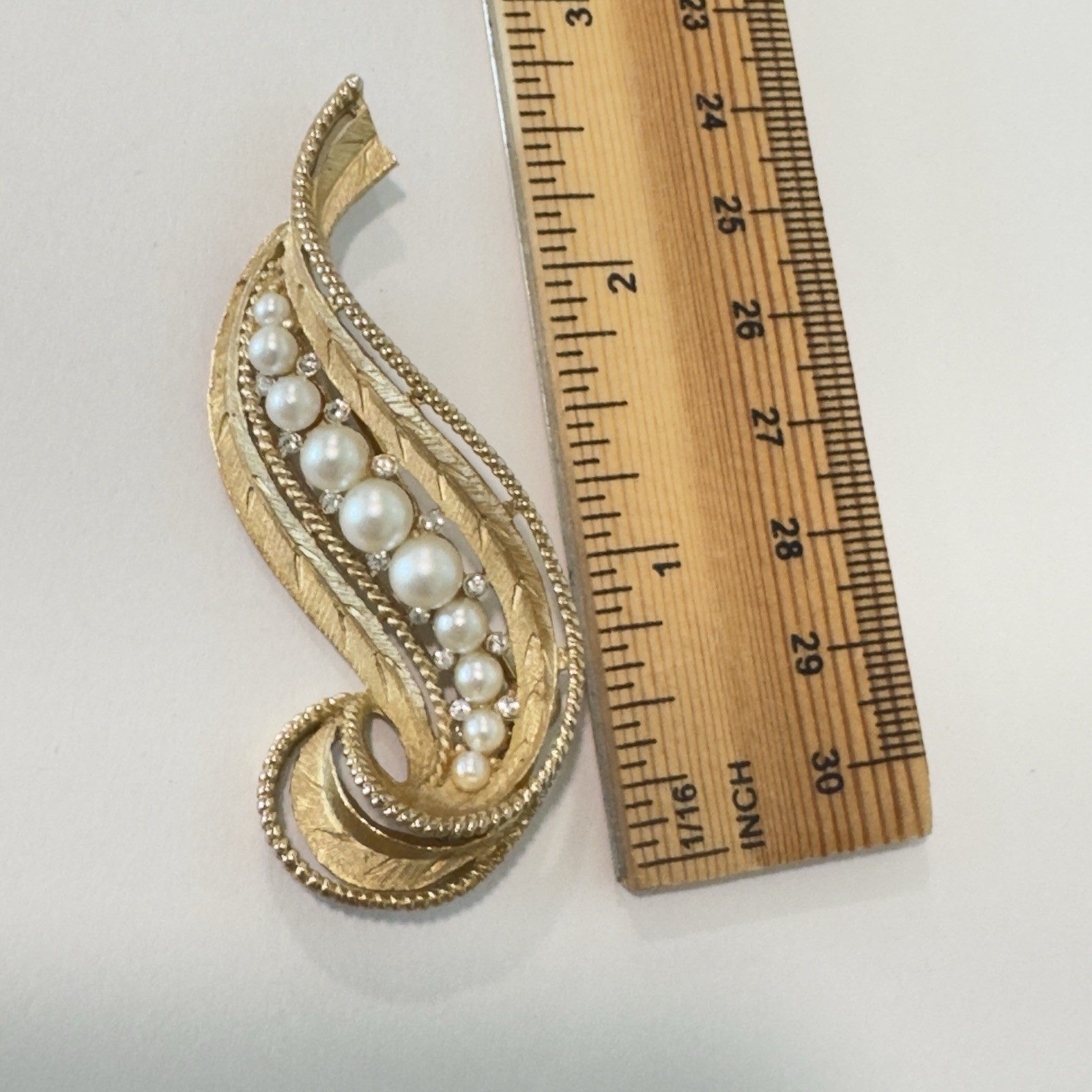 Vintage Crown Trifari Swirl Ribbon with Pearl & Rhinestone Brooch Gold Signed