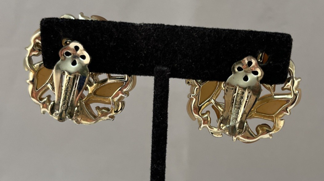 Vintage LISNER Gold Tone Peach Orange Beige Aurora Borealis Clip On Earrings