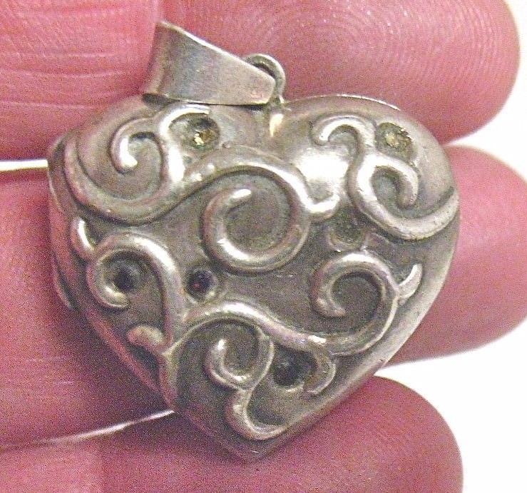 STERLING SILVER GARNET HEART PUFF LOCKET 23 MM 5.3 GMS SAYING ON THE BACK J-430