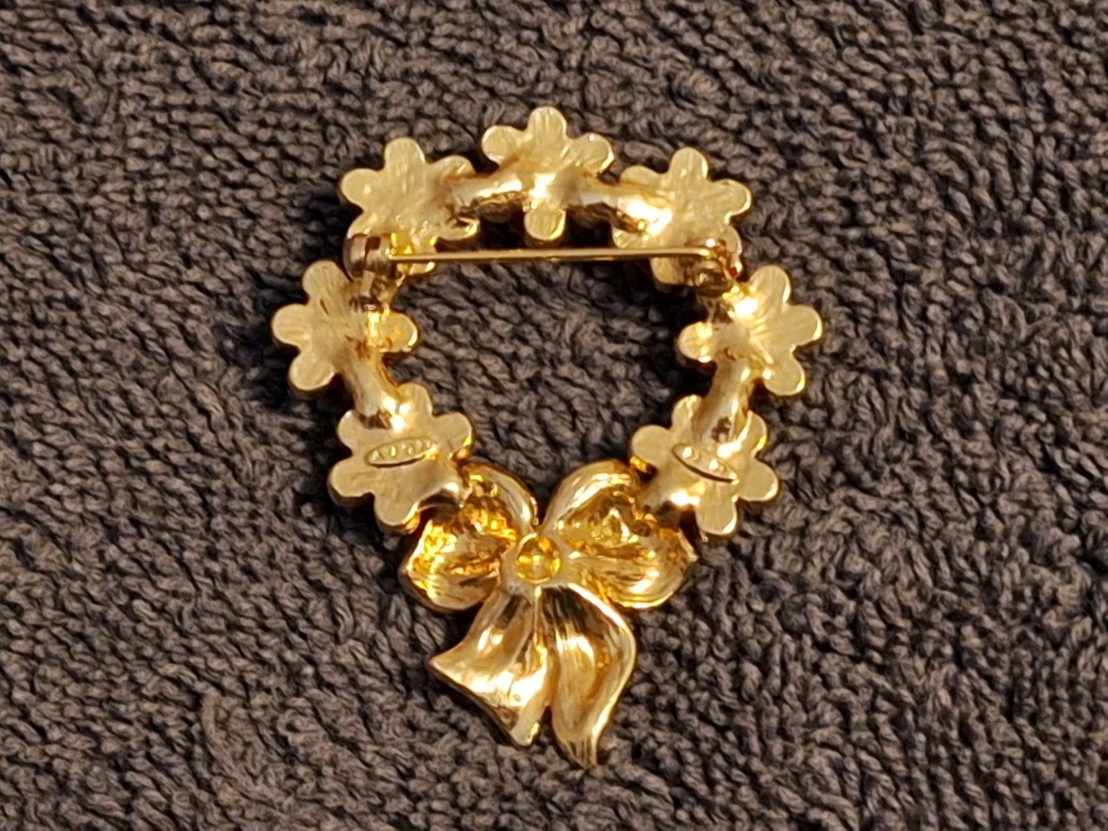 Vintage Avon Gold Tone Green Rhinestone Christmas Wreath Red Roses Brooch Pin