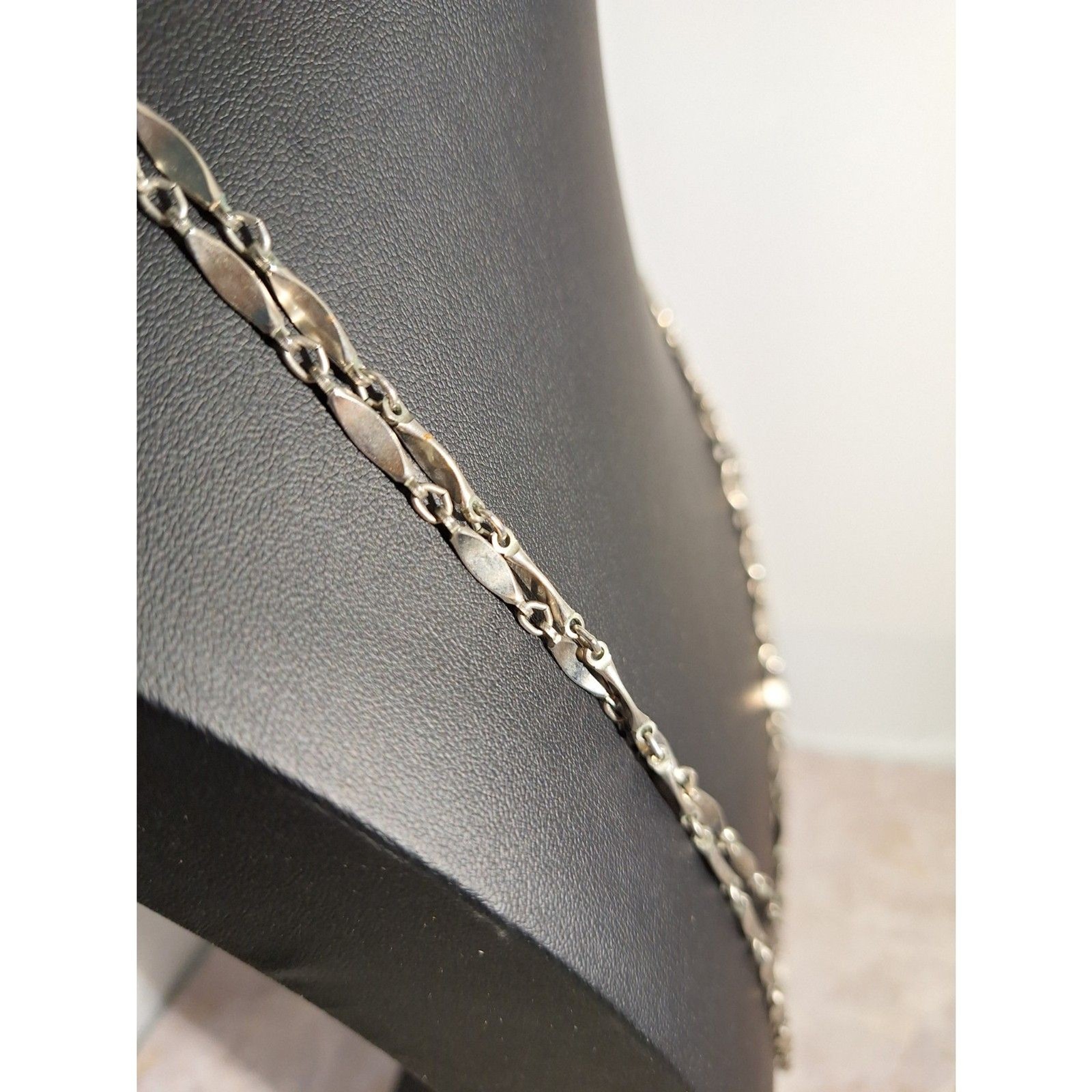 A Vintage Silver Tone Elongated Bar Link Necklace Elegant Minimalist Y2K