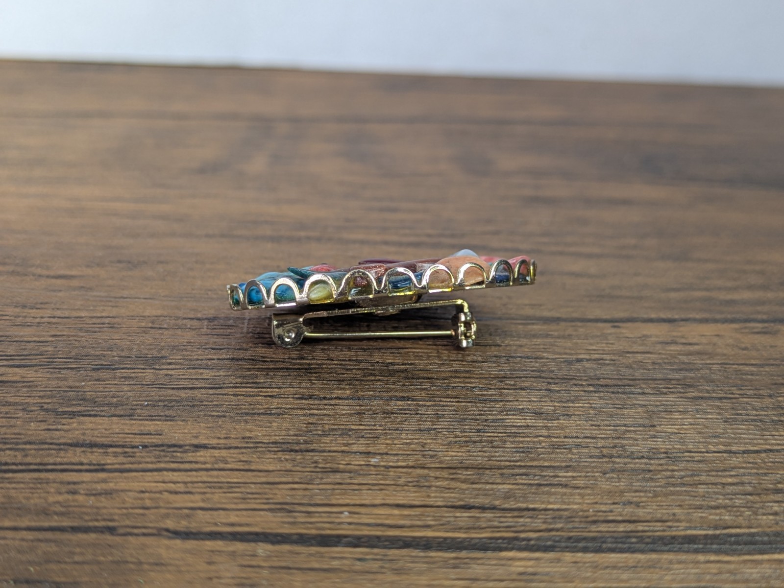 Vintage – 1⅝” Metal Pinback Brooch, Small Colorful Ocean Stones Set in Resin