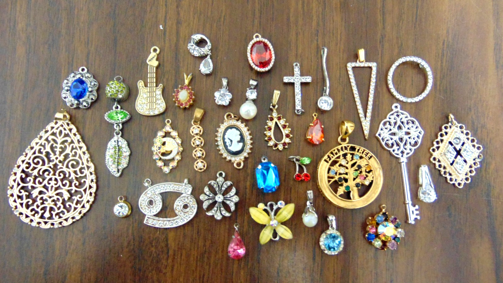 Huge Vtg lot of 141 Estate Pendants & Charms Mixed Materials And Styles