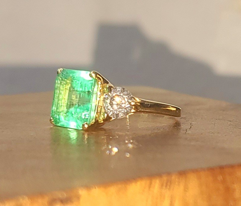 Vintage 14k Yellow Gold Engagement Ring 3.01CT. Natural Green Colombia Emerald
