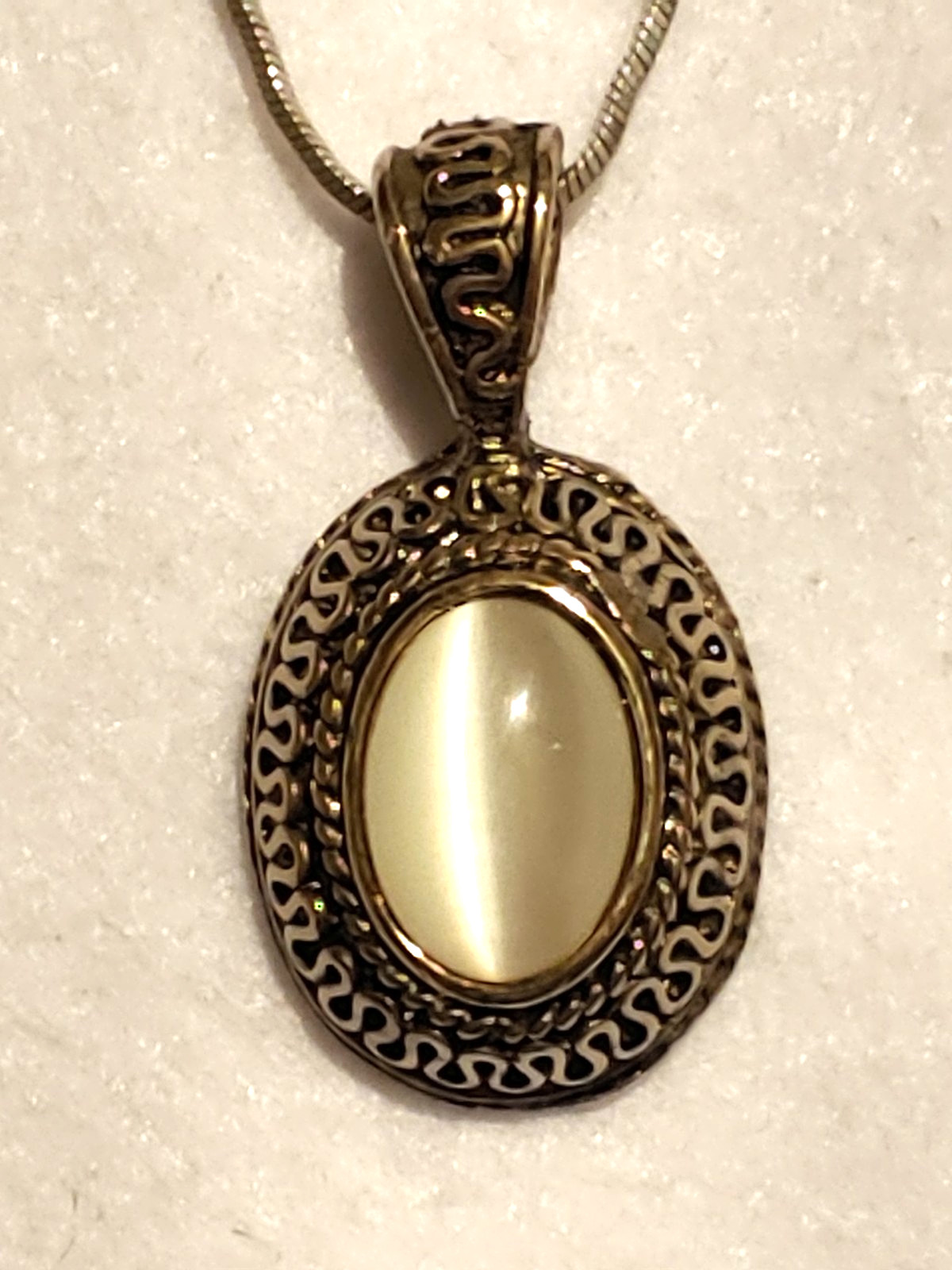 VINTAGE – Gray/White CATS EYE PENDANT – 17.5 in NECKLACE SILVER TONE CHAIN