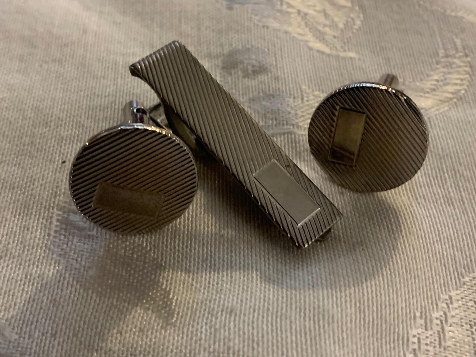 CUFF LINKS & TIE CLIP SILVER COLOR COOL DESIGN VINTAGE SET 1/2″ & 1 1/2″ in si
