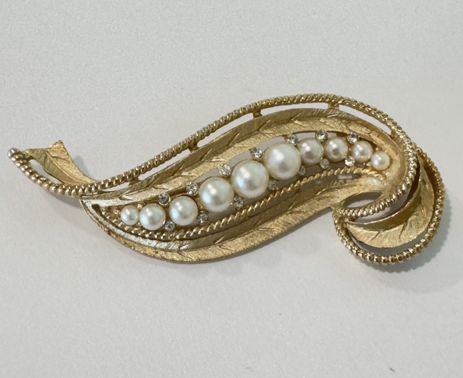 Vintage Crown Trifari Swirl Ribbon with Pearl & Rhinestone Brooch Gold Signed