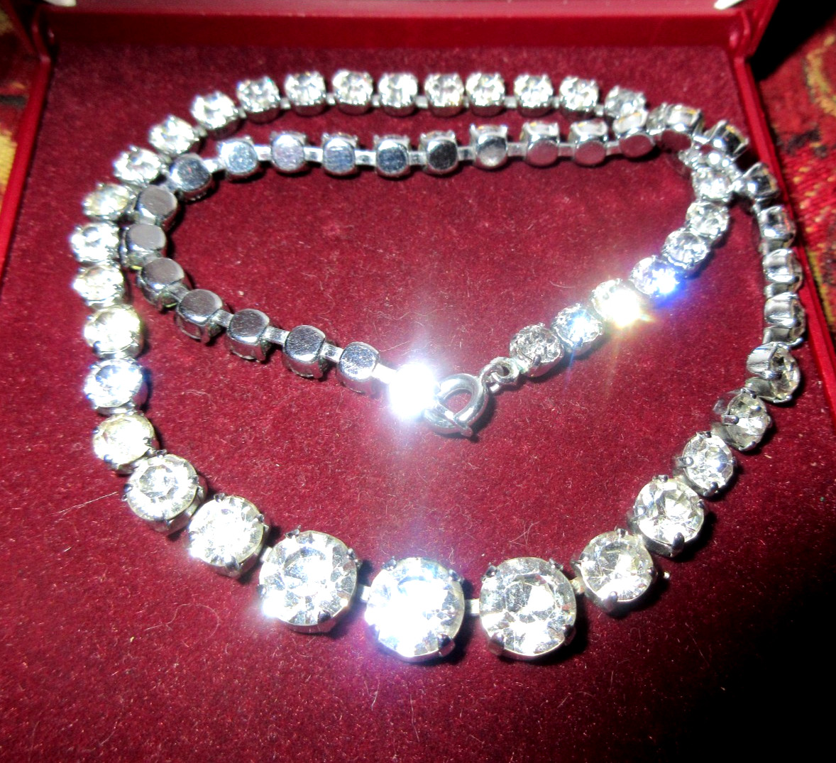 Wonderful vintage silvertone clear glass Rhinestone necklace