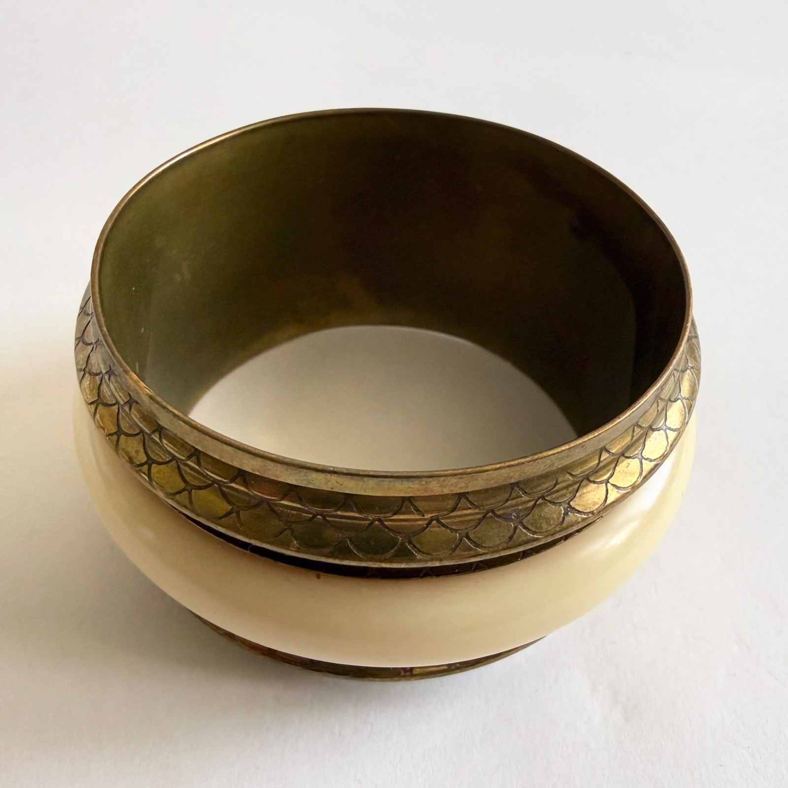 Vintage 80s Wide Brass Bangle Bracelet Fish Scale Cream Plastic Lightweight Boho
