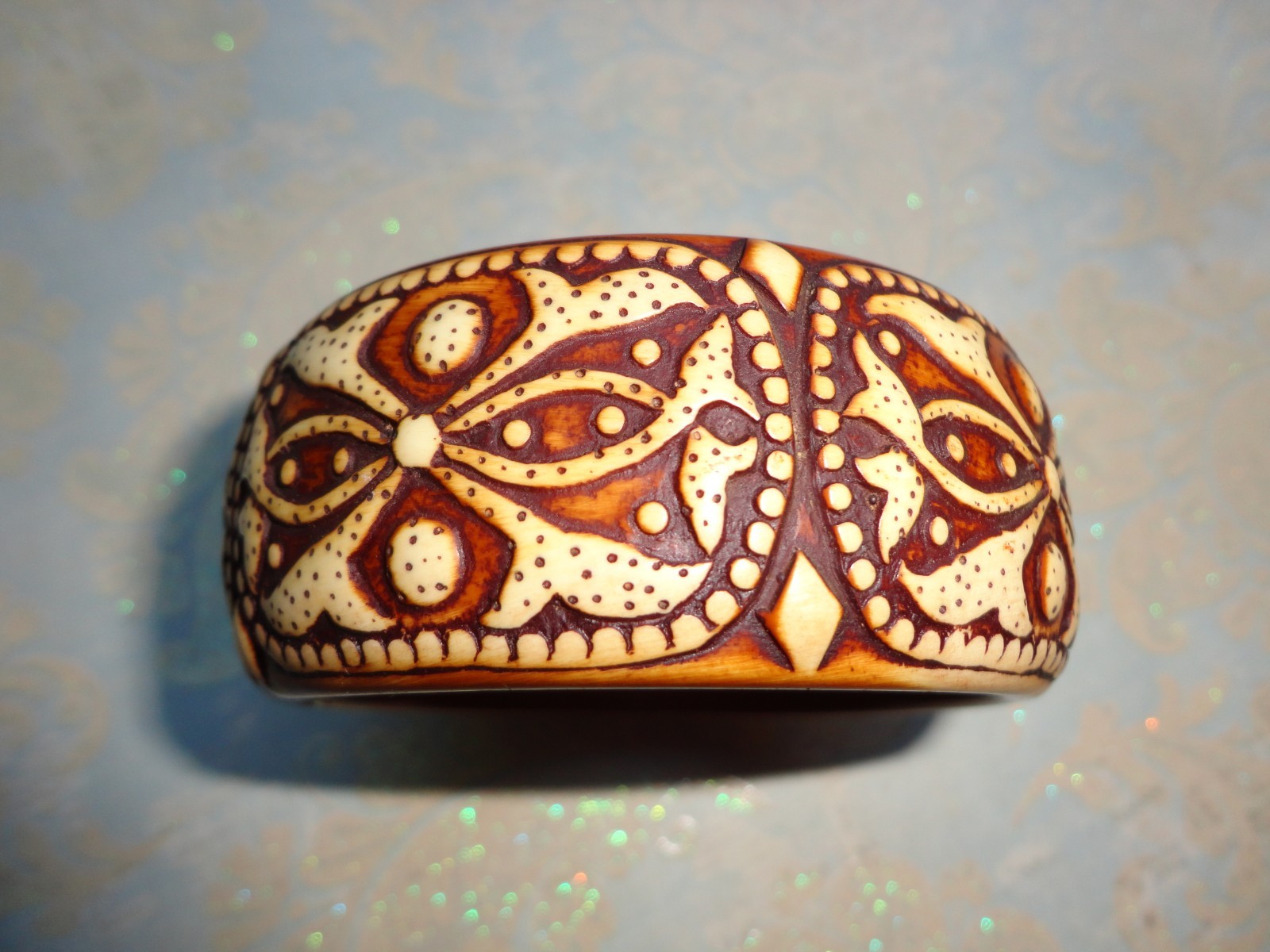VTG ’70S ESTATE CHUNKY BROWN & CREAM CARVED LUCITE FAUX WOOD BANGLE BRACELET