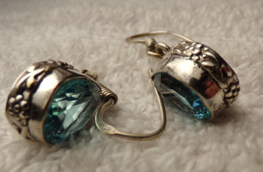 VTG ARTIST STERLING SILVER BLUE QUARTZ TEAR DROP STONE DANGLE PIERCE EARRINGS