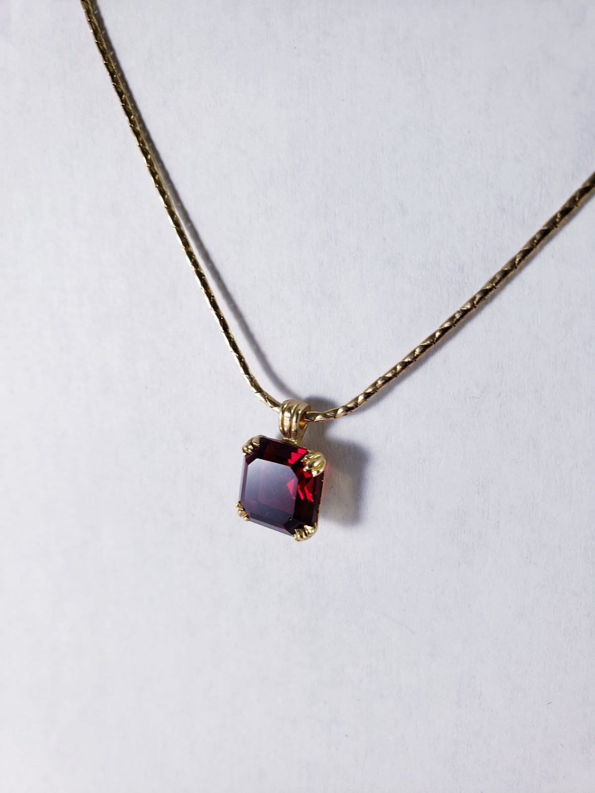 Vintage Avon Gold Tone Ruby Red Square Faceted Glass Stone Pendant Necklace