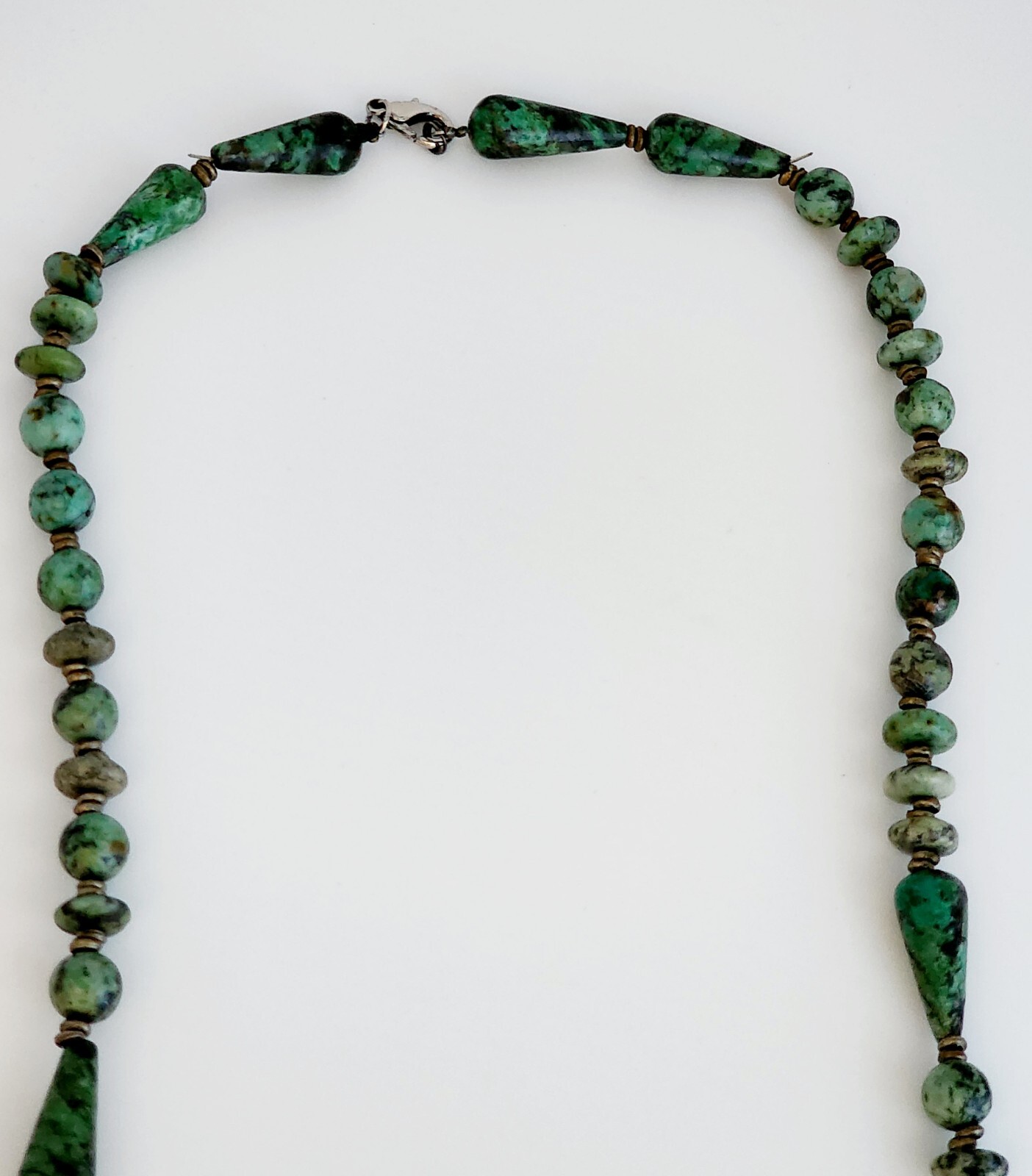 NATURAL JASPER STONES GREEN GRAINED ASYMMETRICAL SHAPES 25″ LENGTH NECKLACE VTG